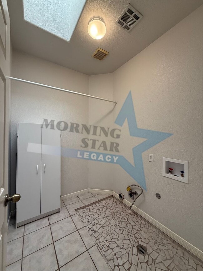 Building Photo - Spacious 3-Bedroom Home Off Roadrunner!