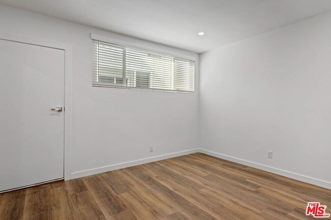 Building Photo - 2447 Beachwood Dr