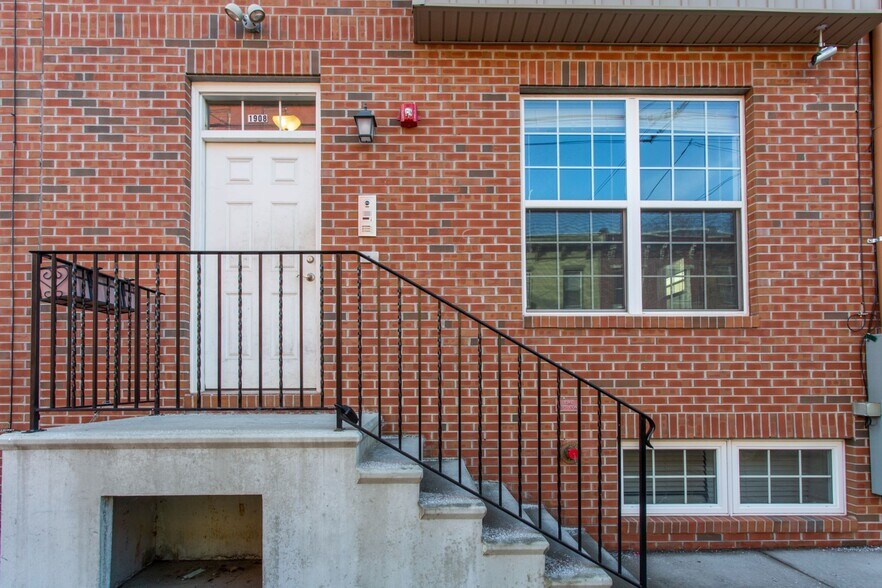 Building Photo - 697 W Berks St