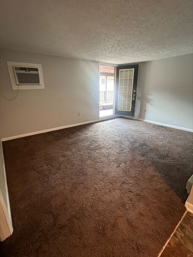 Building Photo - One Bedroom Flat Unit Ready for Move in!