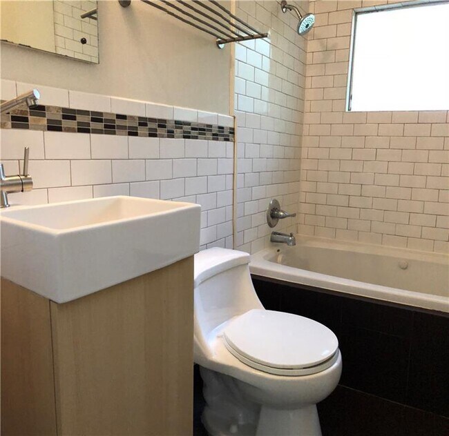 Building Photo - 412 W Croslin St