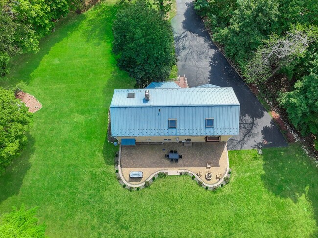 Building Photo - 338 Clove Rd