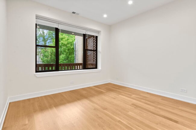 Building Photo - 1246 W Bryn Mawr Ave