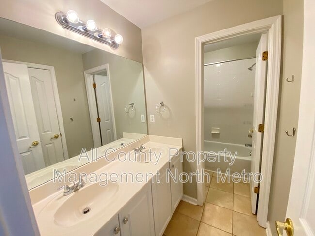 Building Photo - 550 Elgaen Ct