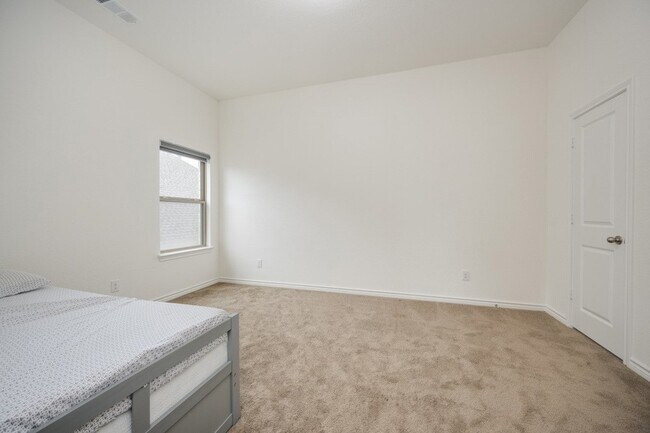 Building Photo - 2813 Walker Wy
