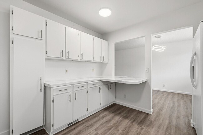 Building Photo - 4 bedroom / 2 bath / Beautifully Updated