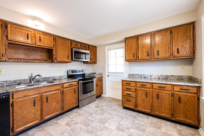 Building Photo - 4 bed 1 bath home for rent