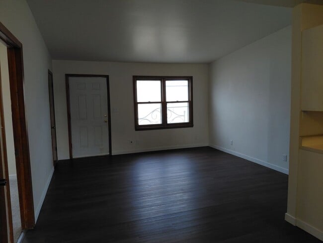 Building Photo - 140/150 W 4th Duplex