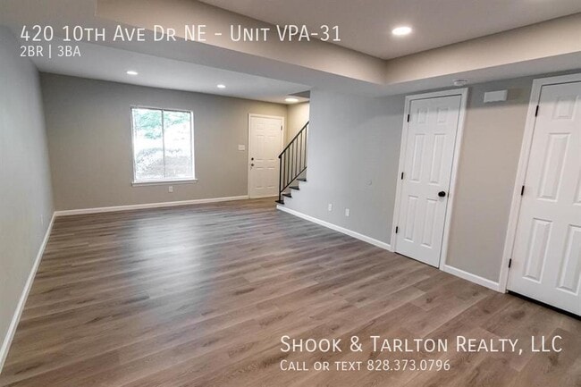 Building Photo - 420 10th Ave Dr NE