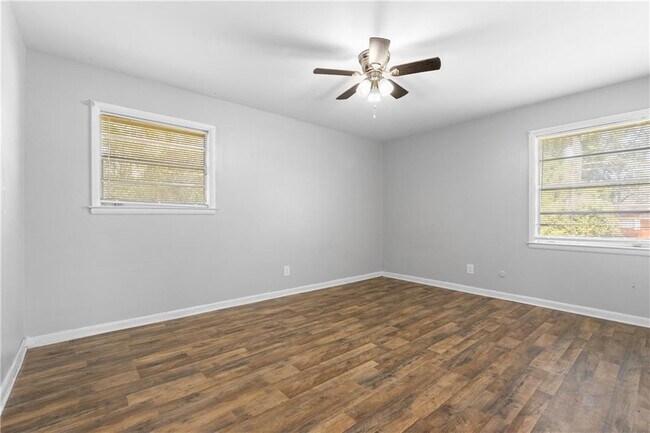 Building Photo - 207 Cache Cir