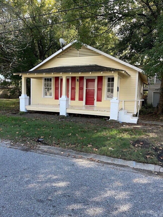 Building Photo - 3160 Wyandotte St