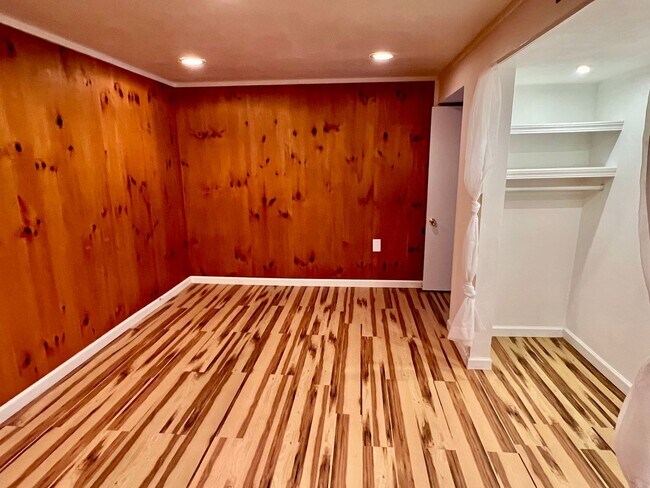 Building Photo - Maple Leaf Home
