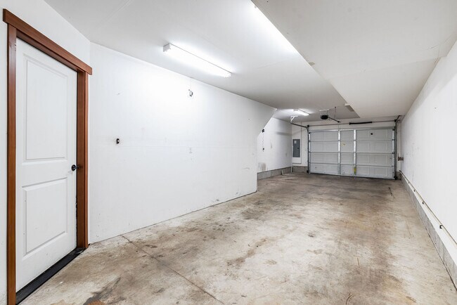 Building Photo - Lincoln Square Townhomes