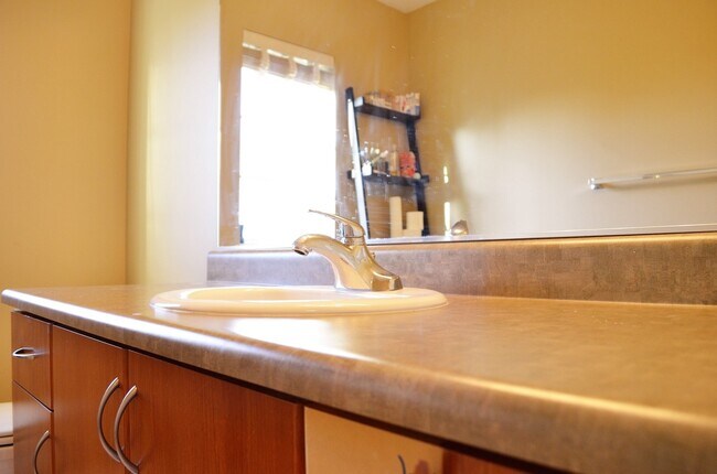 Building Photo - Desirable location/Redmond Ridge! Modern but functional. Great layout for entertaining guest or c...