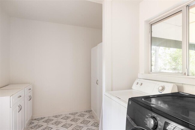 Building Photo - 1403 Randy Cir