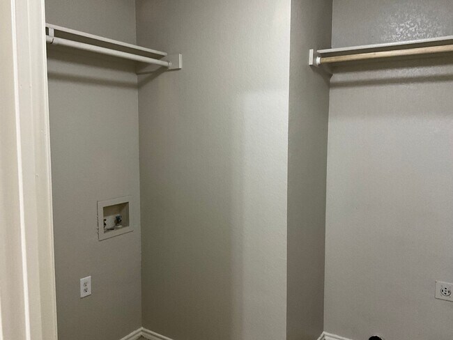 Building Photo - 10220 Lilac Ln