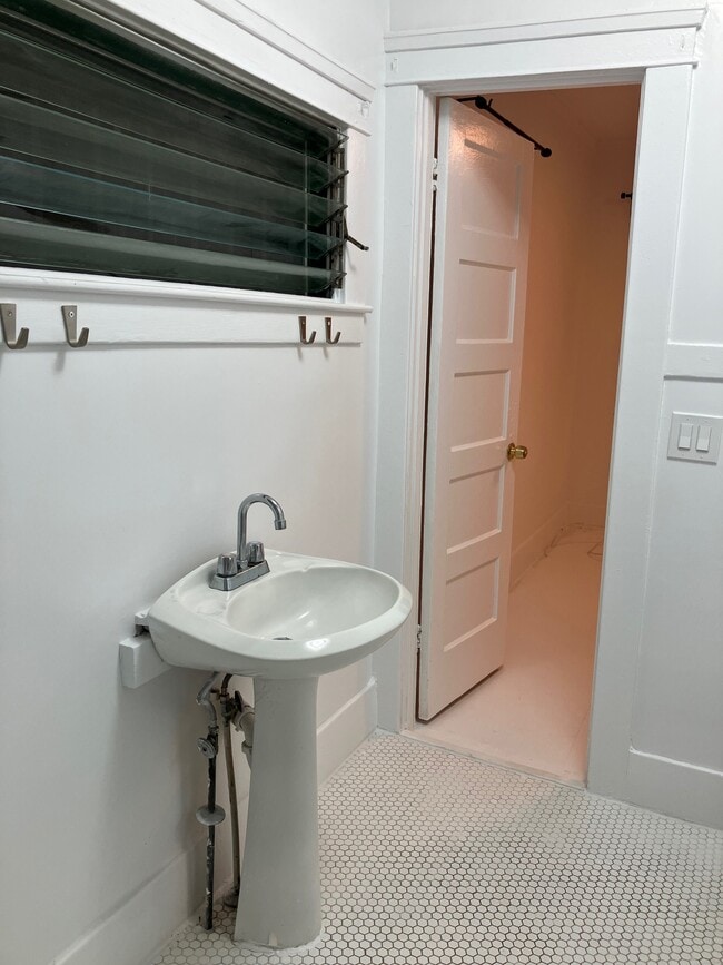 Building Photo - 622 N La Fayette Park Pl