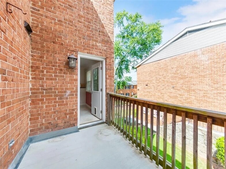 Building Photo - 6520 Roswell Rd