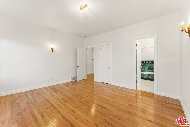 Building Photo - 125 N Orange Dr