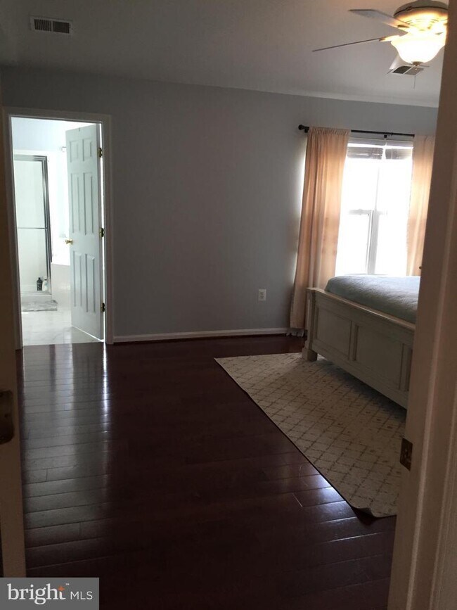 Building Photo - Absolutely Stunning townhome in the heart of Bristow. 3 bedroom, 2 full bathrooms and 2 half baths.