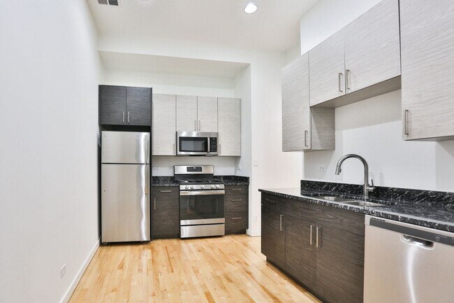 Building Photo - Amazing Wicker park 1 Bedroom with Patio