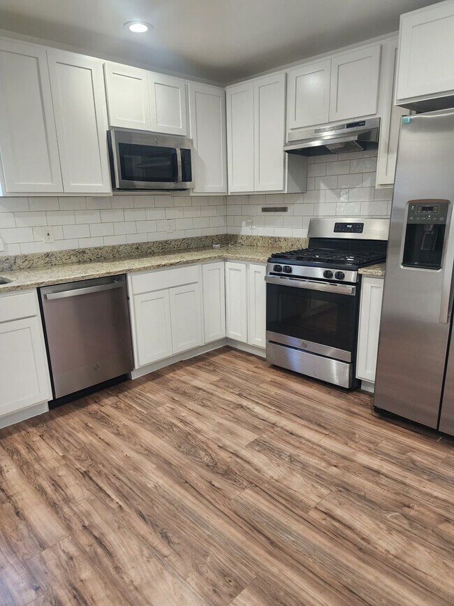 Building Photo - Beautiful 2 Bedroom home with all of the amenities