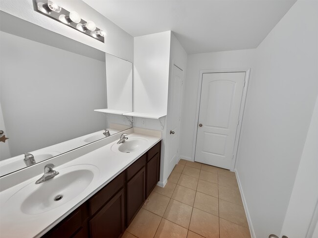 Building Photo - 5127 Oak Briar Ln