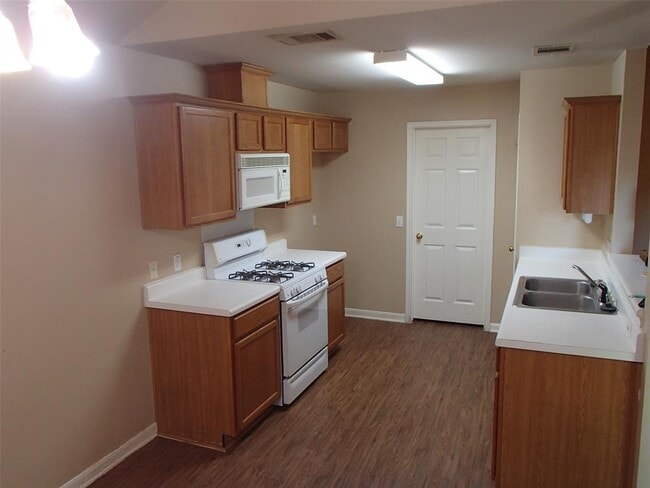 Building Photo - 208 Juniper Dr