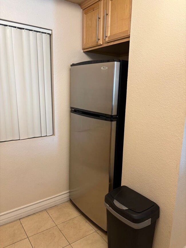 Building Photo - Long or short term available!  Live in luxury in this fully furnished 2 bedroom condo.