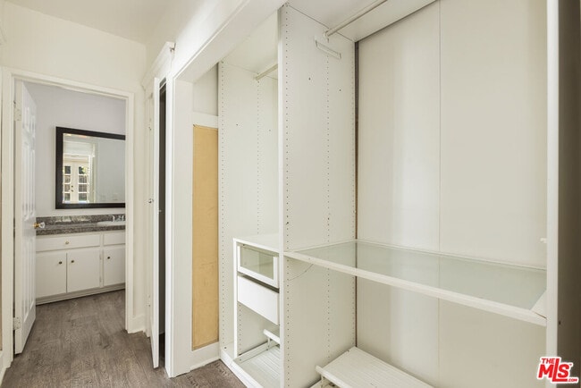 Building Photo - 1553 N Stanley Ave