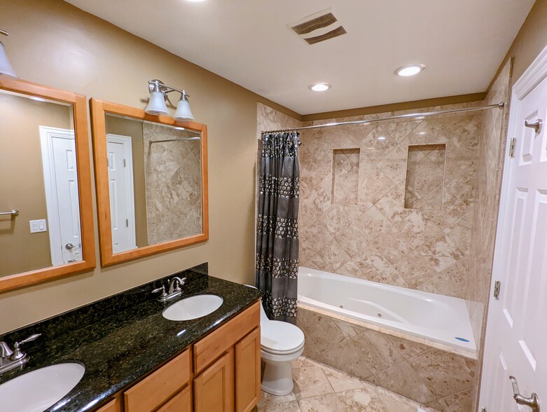 Building Photo - 2619 N Harding Ave