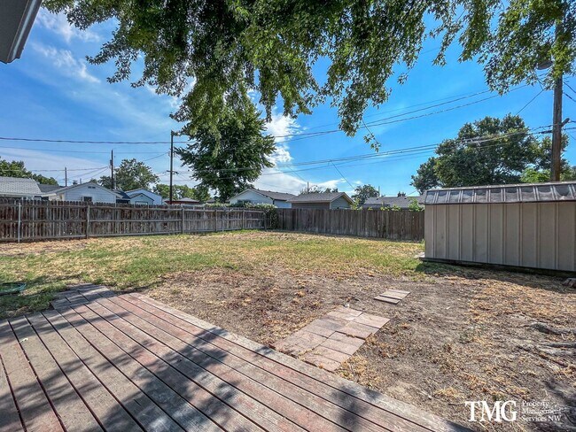 Building Photo - Remodeled Rambler for Rent! New Floors, New Bathroom, Fully Fenced Yard, Pets Welcome!