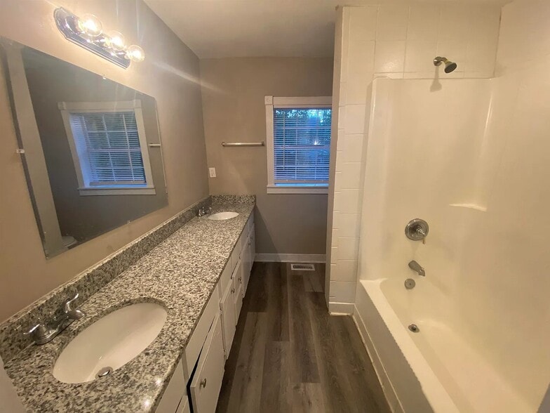 Building Photo - 2566 English Ave