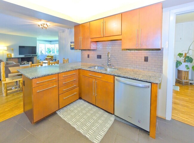 Building Photo - 1027 W 29th Ave