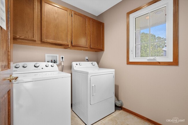 Building Photo - 38W199 Heatherfield Dr