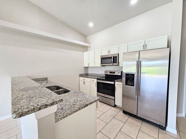 Building Photo - Like New  3 bedroom, 2bath 1 car garage