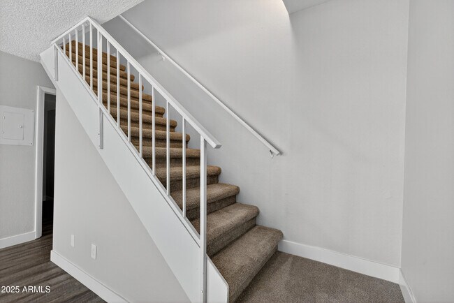 Building Photo - 860 E Brown Rd