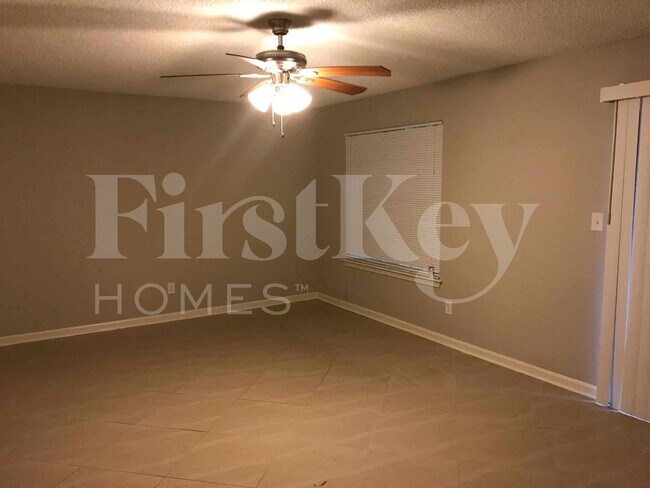 Building Photo - 120 Cinnamon Fern Cir