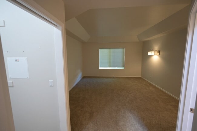 Building Photo - 2 bed plus office, 2 bathroom condo in Sun...
