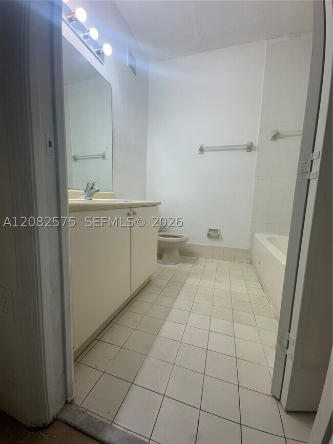 Building Photo - 1666 SE 27th Ct
