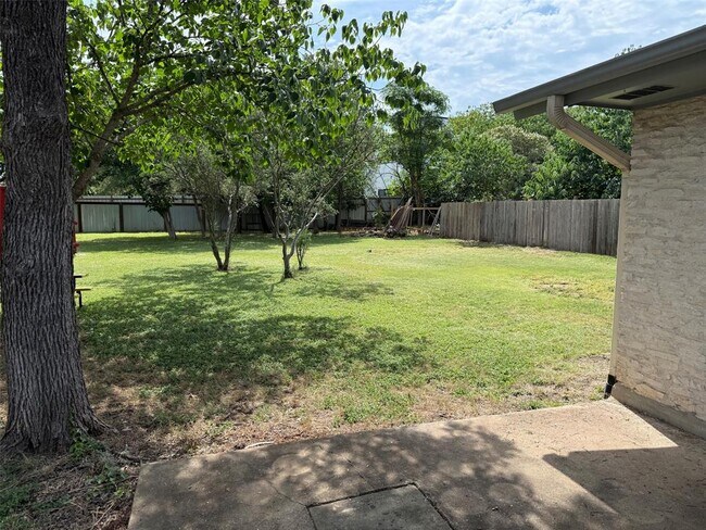 Building Photo - 1009 Swallow Dr
