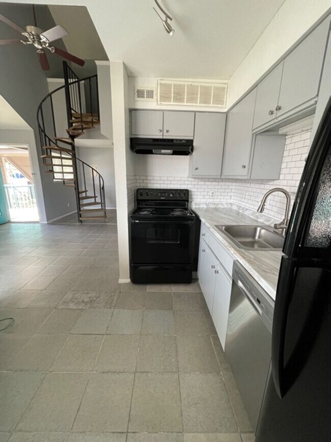 Building Photo - Cute Loft - Close to Downtown