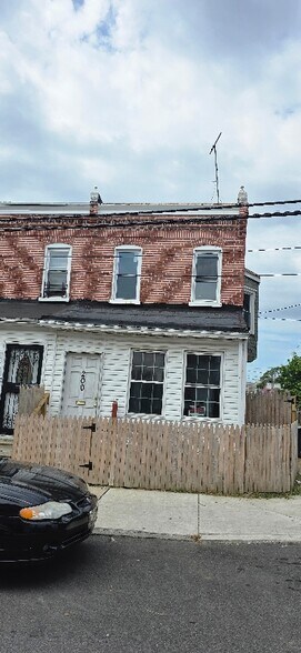 Building Photo - 200 E 24th St