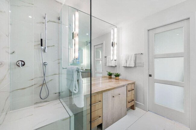 Building Photo - 545 S Fort Lauderdale Beach Blvd