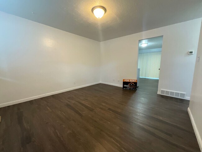 Building Photo - 1124 Vitt Dr