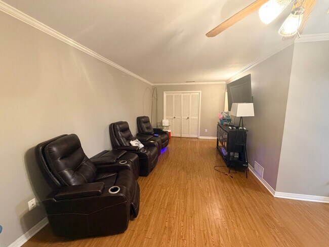 Building Photo - Beautiful 3 Bedroom Townhouse