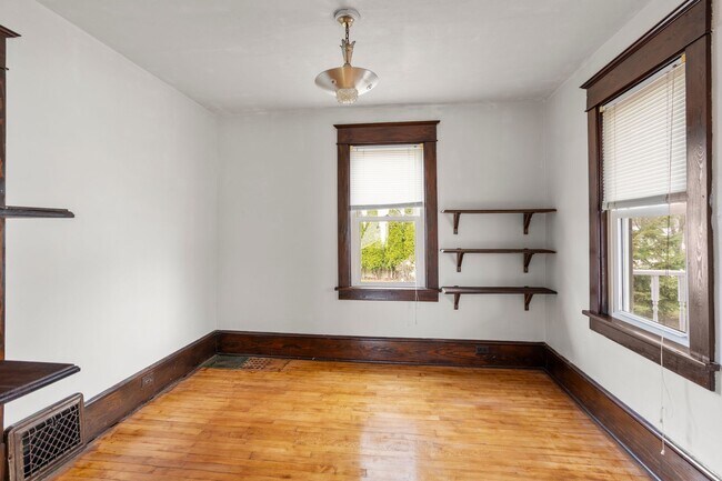 Building Photo - 615 E 3rd St