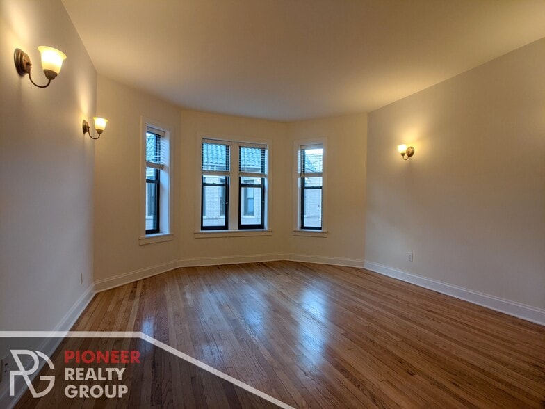 Building Photo - 4036 N Ashland Ave