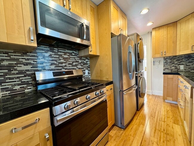 Building Photo - Charming Upgraded 2 Bedroom Cottage w/Cent...