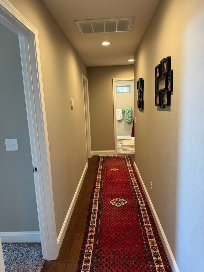 Building Photo - 4 Bedroom | 2 Bathroom | 3 Car Garage| Springfield MO | Fire Place | Covered patio!